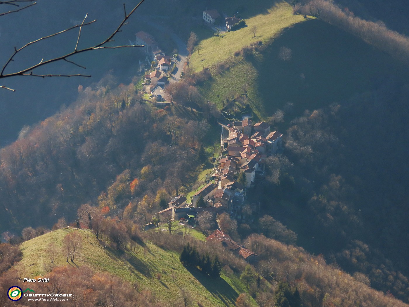 55 Zoom sulla bella Sogno, frazione di Carenno.JPG